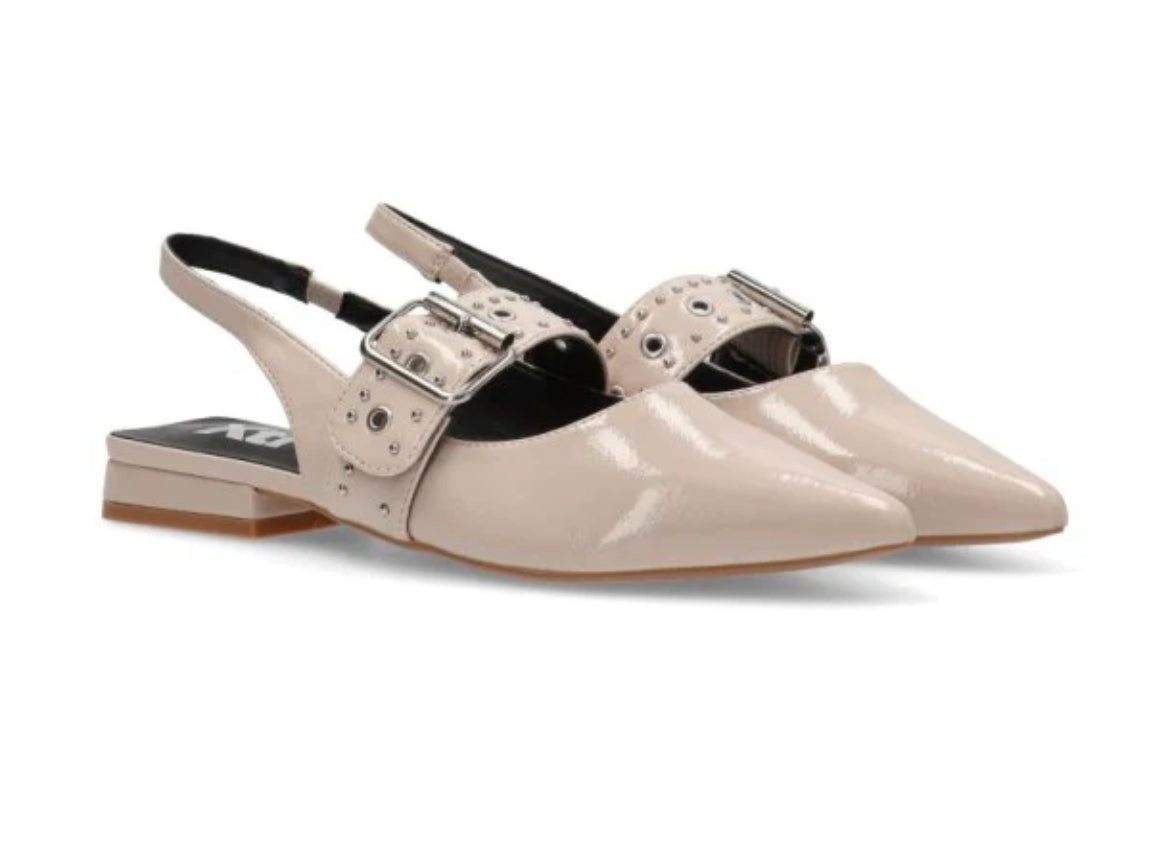 XTI beige patent shoes