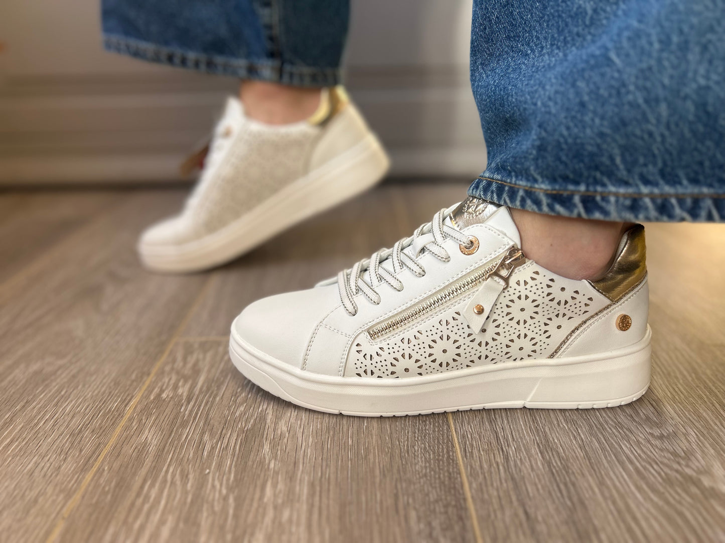 XTI white & gold trainers