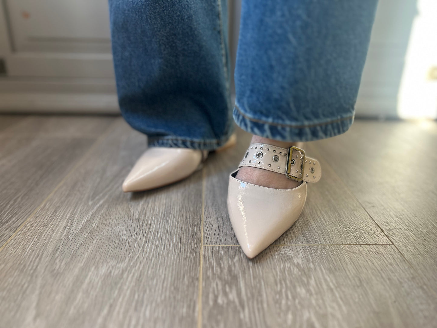 XTI beige patent shoes