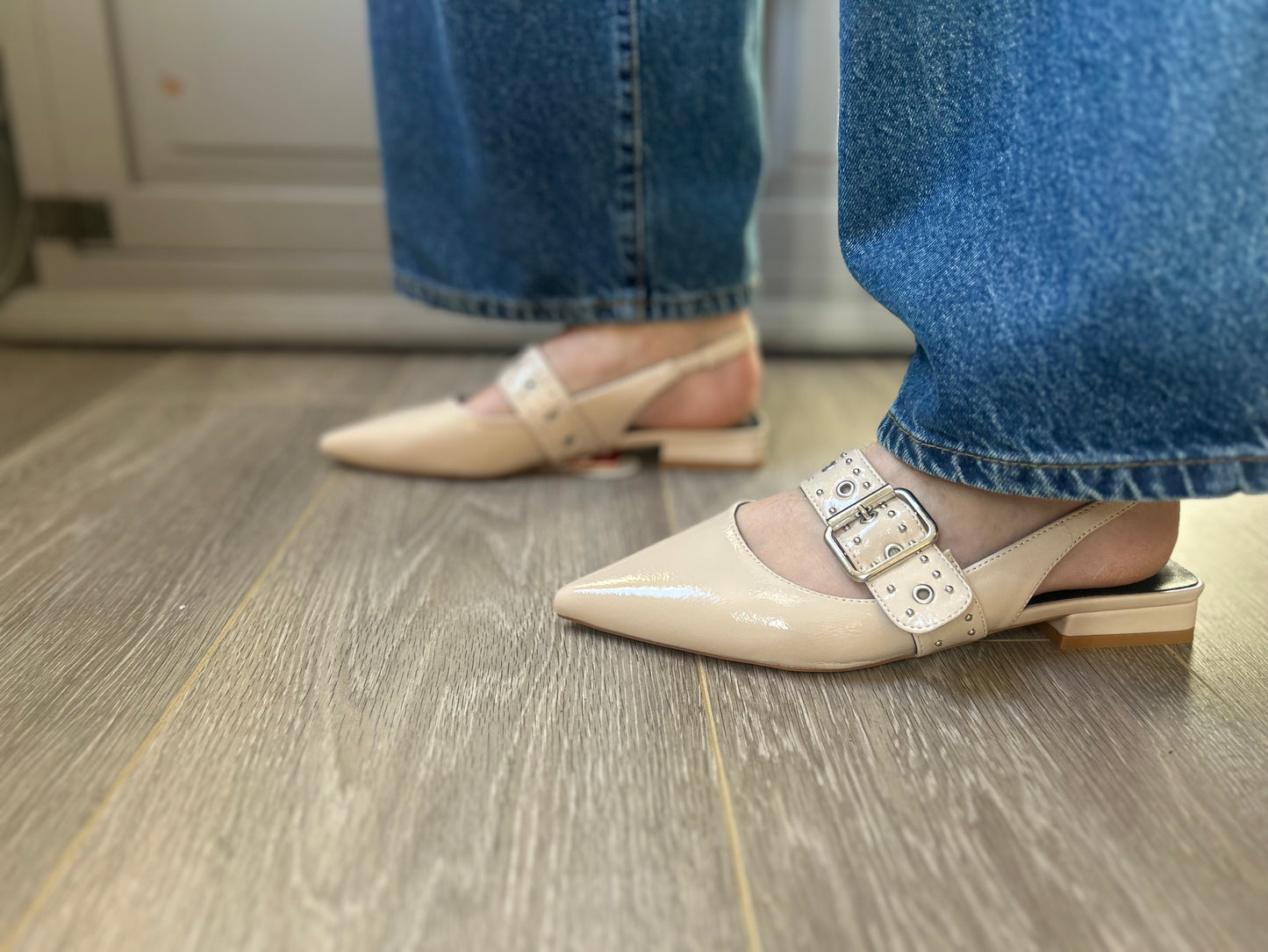 XTI beige patent shoes