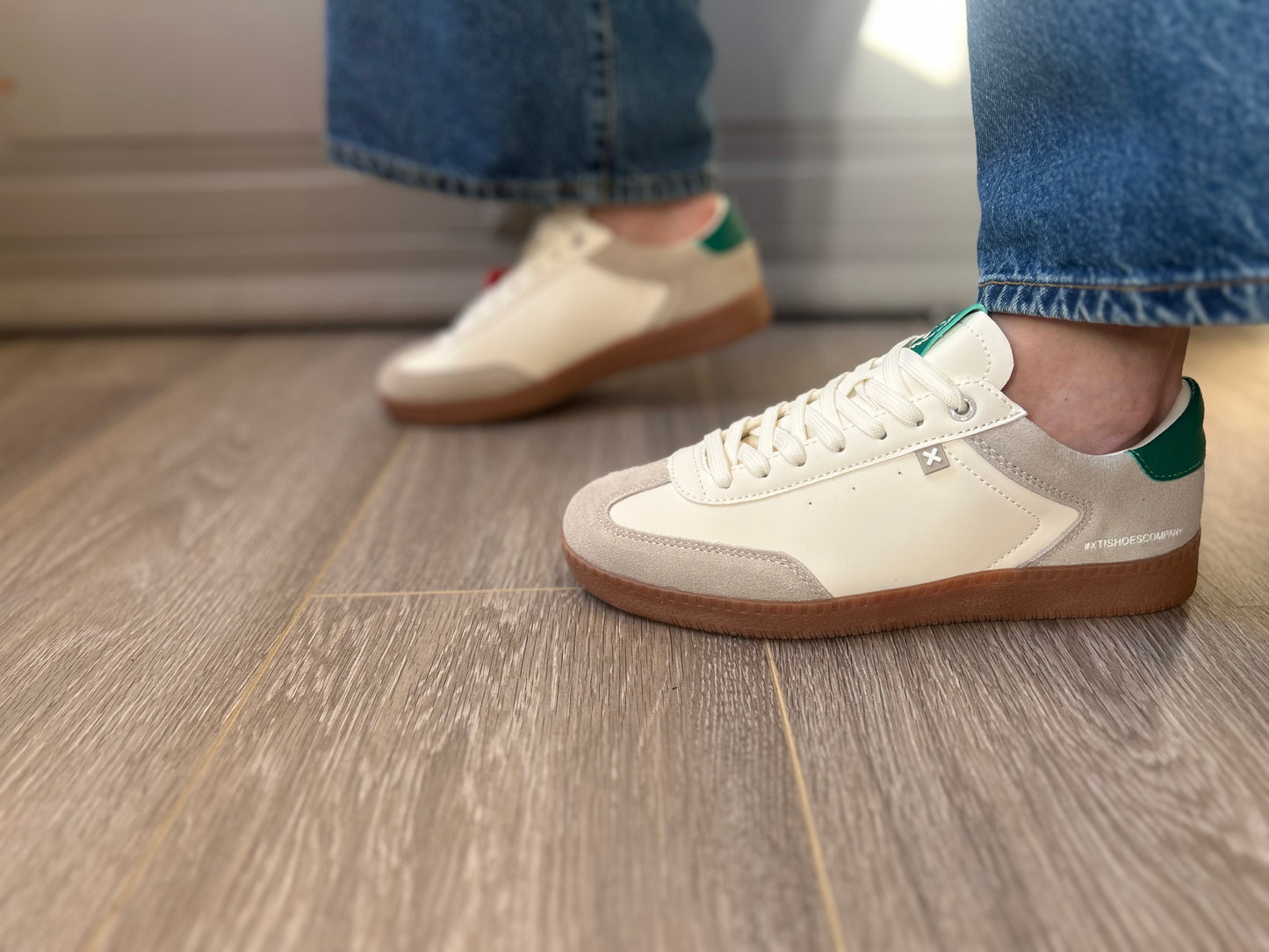 XTI nude & green trainers