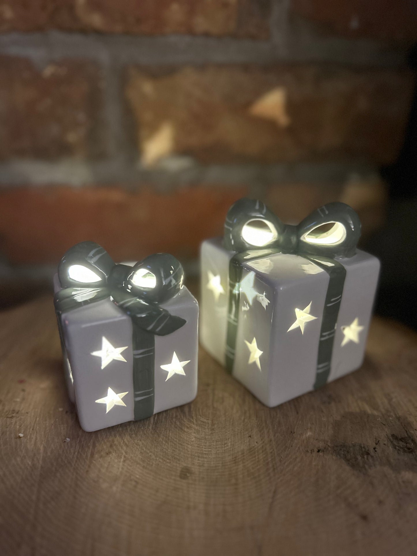 White/Green Ceramic Present with LED (small)