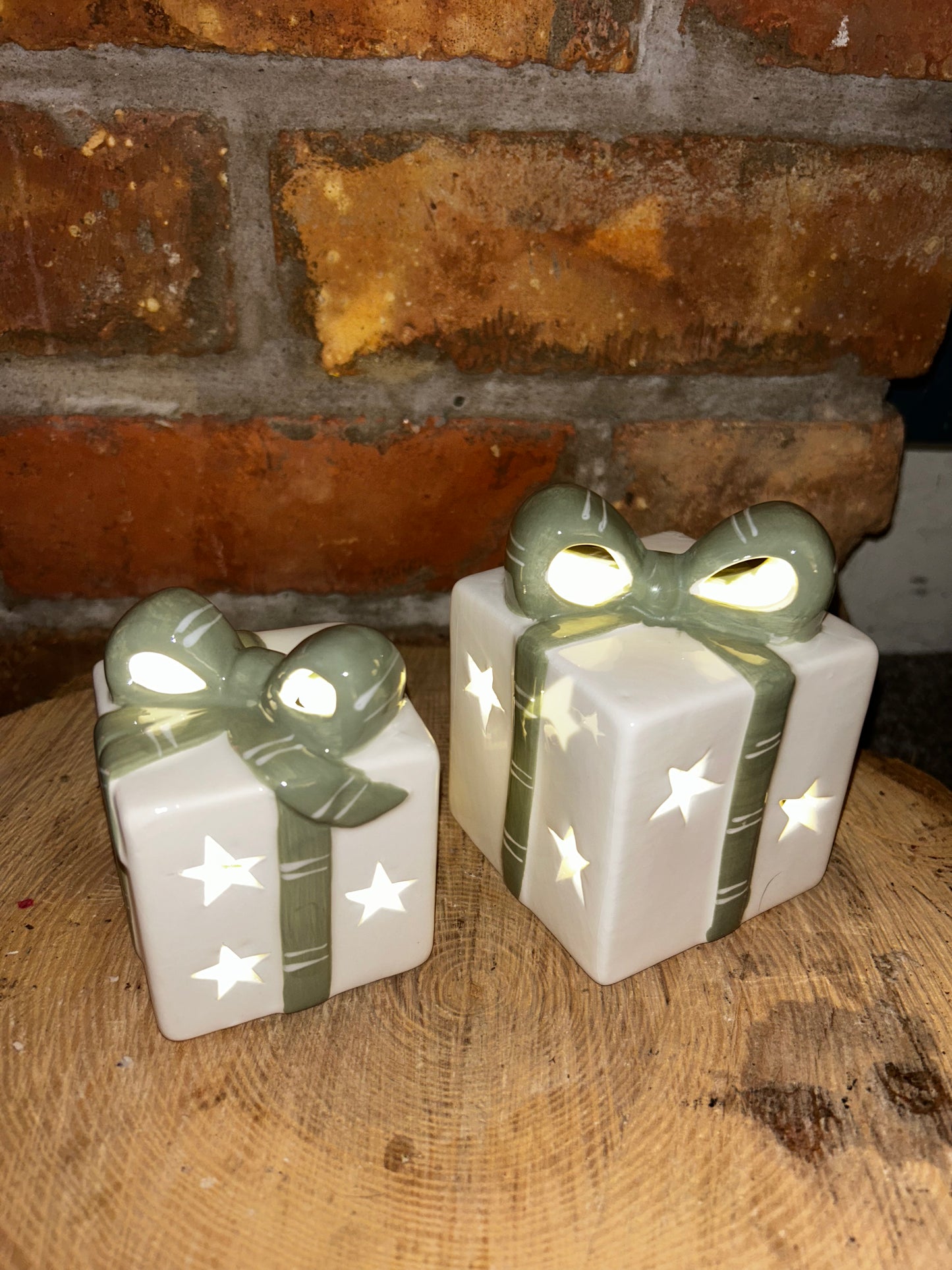 White/Green Ceramic Present with LED (small)